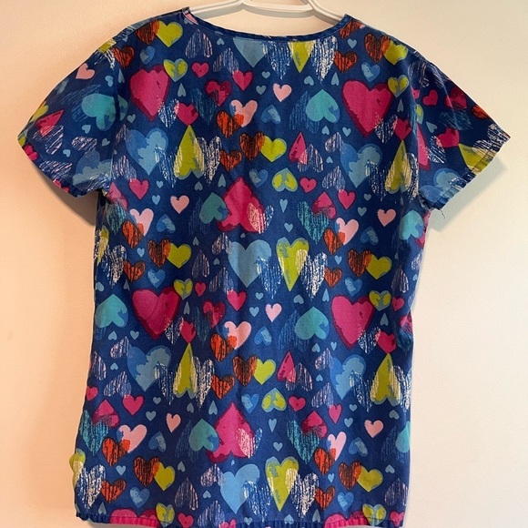Multicolor heart pattern scrub top PSW nurse nursing healthcare animal dental - Picture 7 of 8